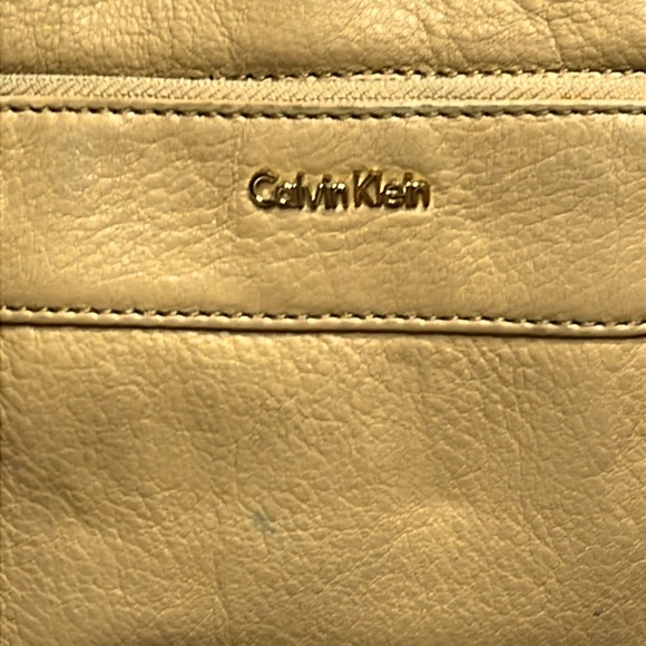 Calvin Klein Soft Pebbled Tan Leather Shoulder Bag with built in wallet - Picture 3 of 14